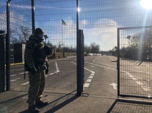 Луганщина: Продовжують блокувати рух через КПВВ «Золоте»