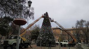 У Запоріжжі встановлюють головну новорічну ялинку