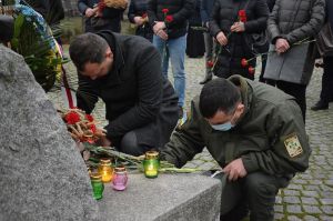 Черкаси: До монумента прийшли з колосками та калиною