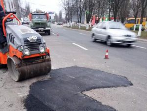 Полтавщина: Дороги латають і взимку