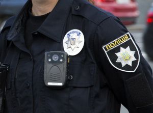 Суми: Поліцейського ув’язнили за ноутбук
