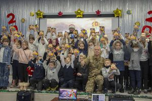 Казкова вистава та солодкі подарунки для дітей