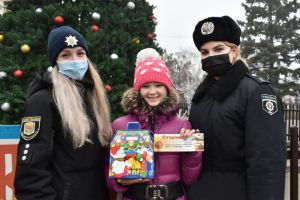 Полтавщина: Доброчинці —  дівчата в одностроях