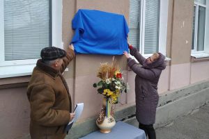 Дніпропетровщина: У гімназії  відкрили дошку  герою