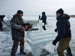 Волинь: Вирізали з криги хрест