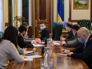 Насамперед вакцинують медпрацівників, військових та людей літнього віку