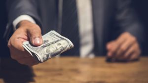 Посадовця Житомирської ОДА спіймали на хабарі