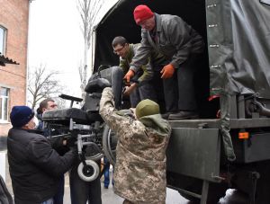 Тонни гуманітарки доставили військові