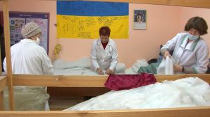 Щоб бійці не мерзли у бліндажах, волонтерки шиють ковдри