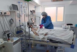 Прикарпаття: Пацієнти вкрай тяжкі, медики виснажені