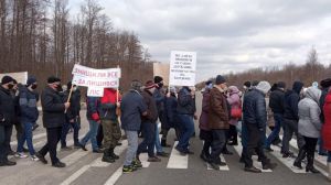 На Чернігівщині лісгоспівці перекрили міжнародну трасу