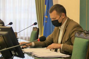 Неефективних чиновників звільняють, надбавки скасовують