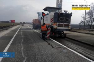 На Черкащині взялися укріплювати шлях та узбіччя