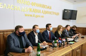 Перераховують голоси, перевіряють протоколи Окружна виборча комісія № 87 у Надвірній після перерви відновила роботу повним складом