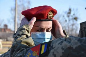 Полтавщина: Берет кольору полум’я жінкам також до лиця