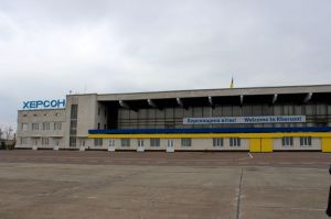 У Херсоні продовжать злітну смугу