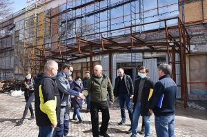Реконструюють басейн у Маріуполі 