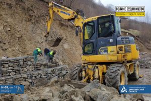 Закарпаття: Підпирають гору бетонними конструкціями 