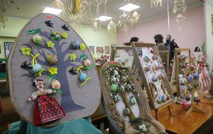 У Житомирі розквітло писанками дерево життя