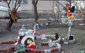 Ляльки на деревах і «лебеді» із шин — інсталяції чи несмак?
