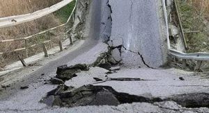 На Львівщині обвалився дорожній міст через річку Західний Буг 