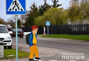 Полтавщина: Щоб запобігти аваріям, біля переходів виставили «школярів»