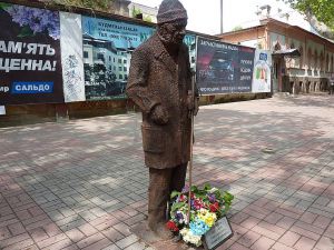 У Херсоні вуличного співака вшанували пам’ятником