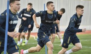 Футбол: Збірній злива — не завада