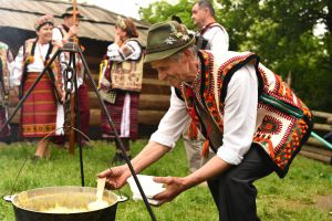 «Барвистий вінок Закарпаття» веселив у скансені
