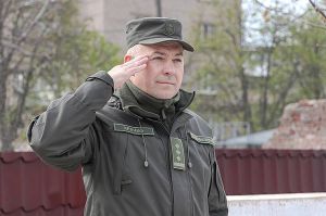 У Маріуполі командир попрощався з Бойовим прапором