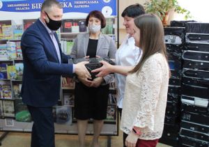 Триста комп’ютерів для сільських бібліотек Хмельниччини