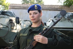 Арбалет на бойовий автомат змінила красуня-спортсменка