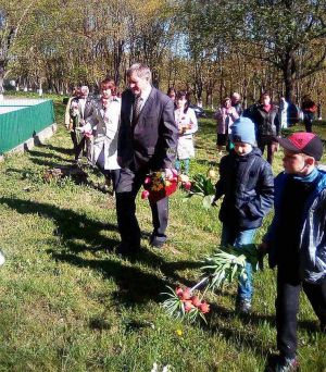 Староста грубку мурує...