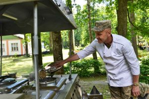 Ветерани здивували запальною музикою та смачною гречкою