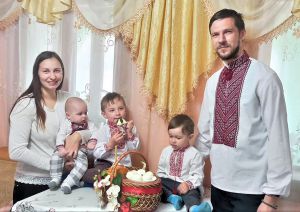 Гуртуються на Зелені свята
