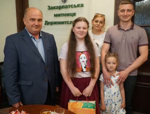 Малюють діти митницю!..