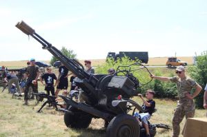 Донеччина: Особливу зацікавленість викликала військова техніка