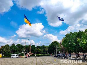 Чернівці: Гелікоптери злетіли з рекордними прапорами