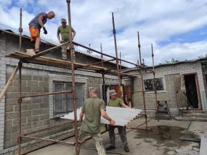 Відновлюють постраждалі від обстрілів домівки