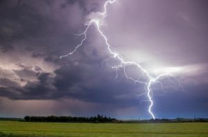 На Херсонщині блискавки влучають у людей, спричиняють пожежі