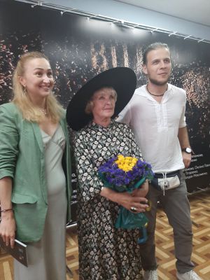 Великій актрисі є що  розповісти про схід
