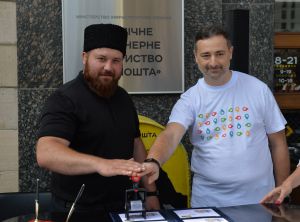 Укрпошта ввела в обіг дві нові поштові марки «Кримськотатарські чебуреки» та «Українська ковбаса»