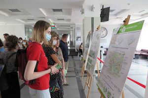 У садибі класика побільшає гостей