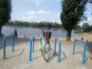 ...двоколісного коня можна «припнути» навіть на пляжі