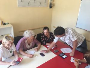 Хмельницький: Бабусі беруться за смартфони