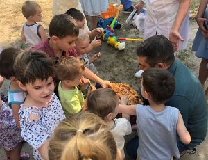 Луганщина: Короваєм із мільйонної тонни пригостили малечу
