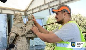 У Львові відновлять скульптуру монаха з дитиною