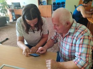 Рівненщина: У Сарнах вчать літніх людей