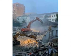 Вранці під прикриттям «тітушок» знесли історичну садибу в Києві
