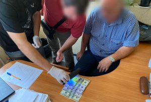 Чиновників піймали на хабарах